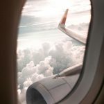 Flugzeugflügel über Wolkenlandschaft