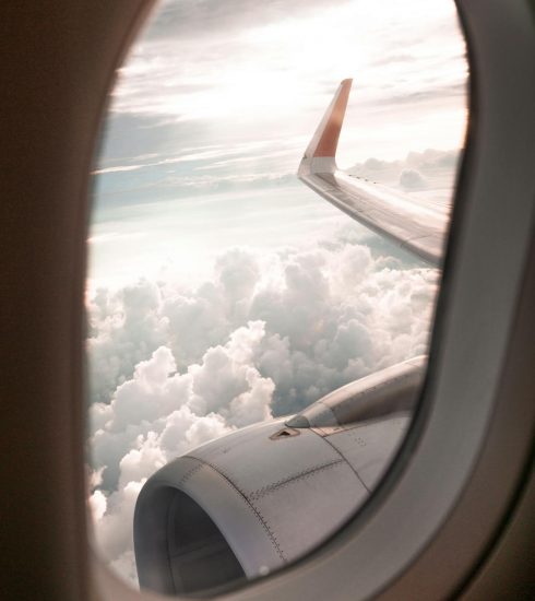 Flugzeugflügel über Wolkenlandschaft