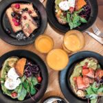 Teller mit verschiedenem Essen schön angerichtet