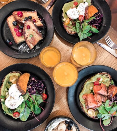 Teller mit verschiedenem Essen schön angerichtet